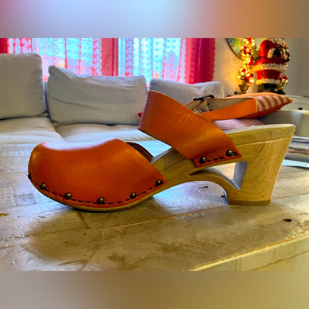 Hardly worn comfortable clog